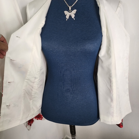 Victor Costa Occasion White with Red Flower Floral Design Jacket and Pant Suit - Picture 9 of 17